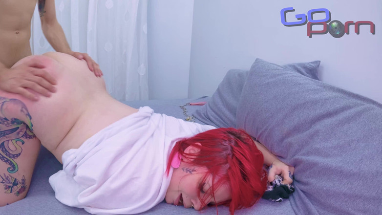 Go porn!: 핫한 빨간 머리, 남자의 거대한 자지에 흥분하다