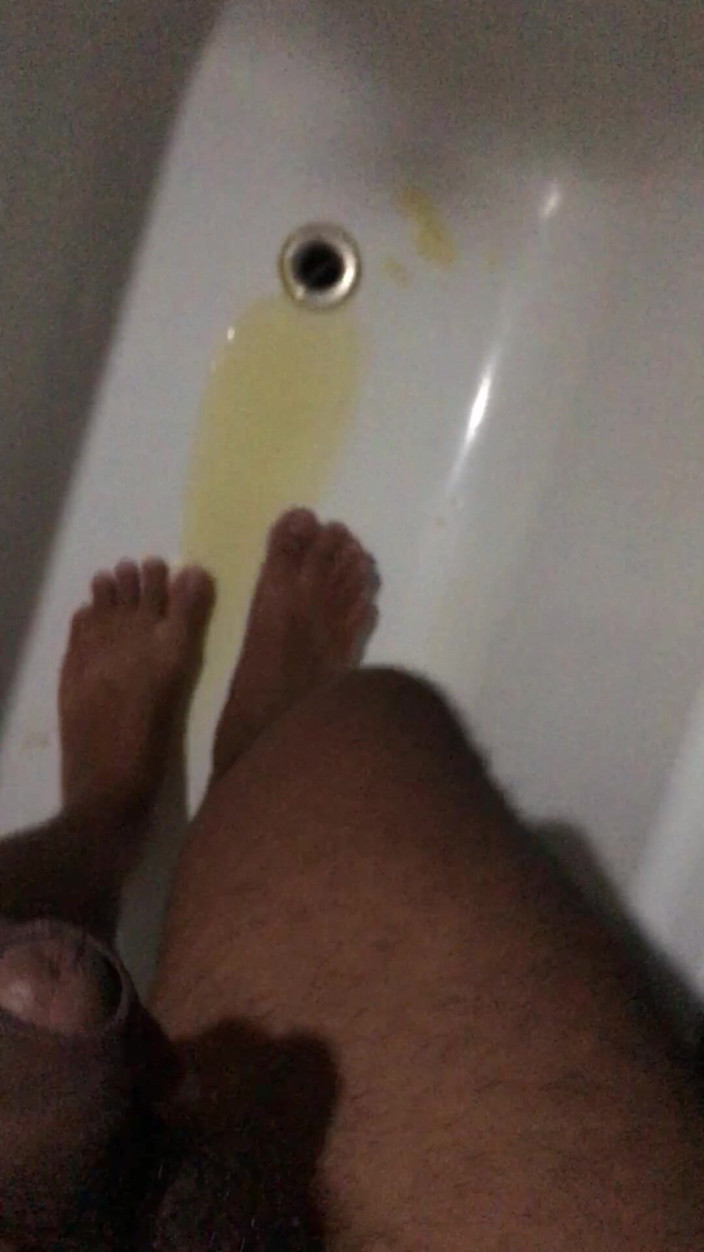 Luksmen1: Peeing in the Bathtub