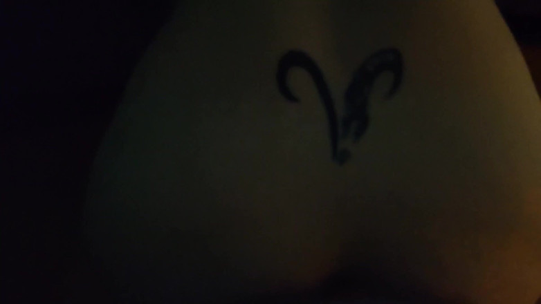 JelaiBora: 我喜欢他用我最喜欢的性姿势后入式从后面狠操我