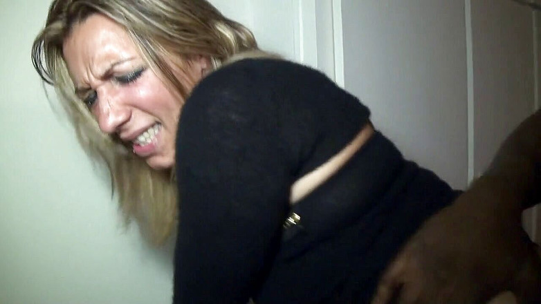 Nude in France: Schmutzige blonde hure scours straßen für schwarzen schwanz