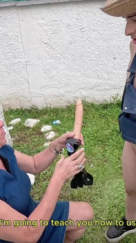 La nonna perv assume un giovane giardiniere e finisce per scoparlo duramente nel culo
