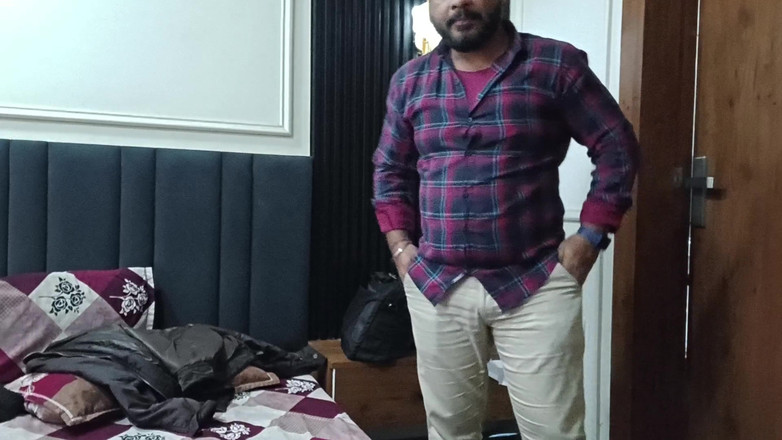 Austin Rose: Rijpe Indische man die zich alleen aftrekt in zijn kamer 4k-video