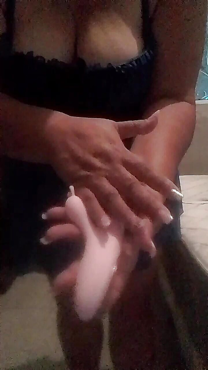 Gloryhot69: Dildo in the Tight Pussy of a Perverted MILF Eager...