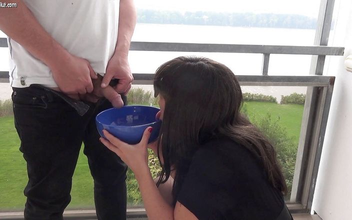 Piss Drinking Wife: बालकनी पर तीन लोगों के साथ पेशाब नंगा नाच