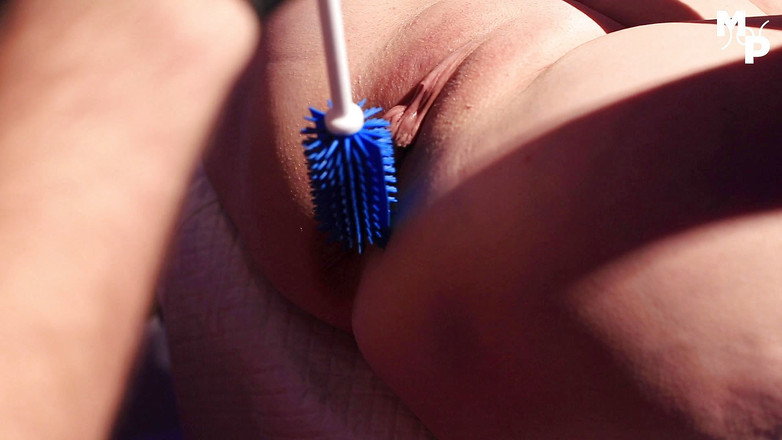 Marcus Pollack: Đánh răng lỗ của cô ấy