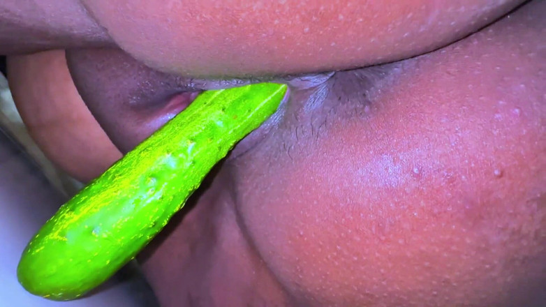 Aria Mia: Fată sexy egipteană necăsătorită călărind un castravete mare când părinții...