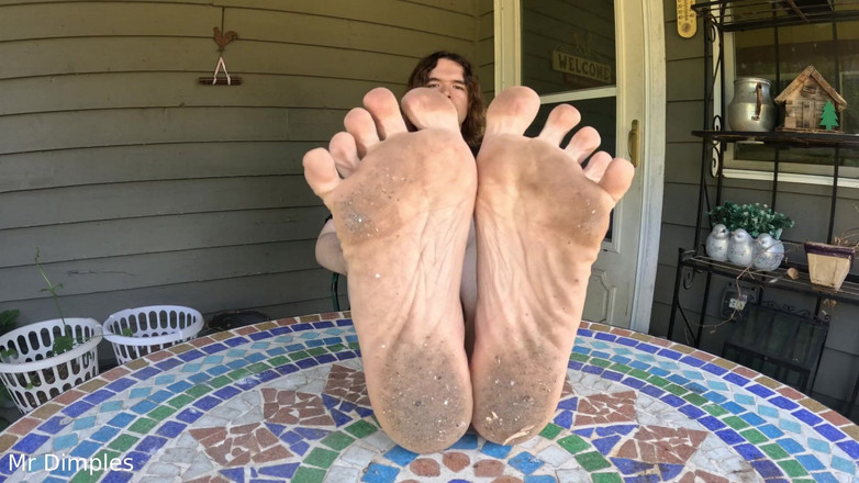 Mr Dimples: Mostrando Mis Pies Sucios