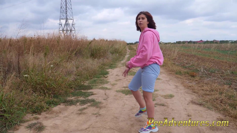 Pee Adventures: Pissing her clothes when she went out for a jogging