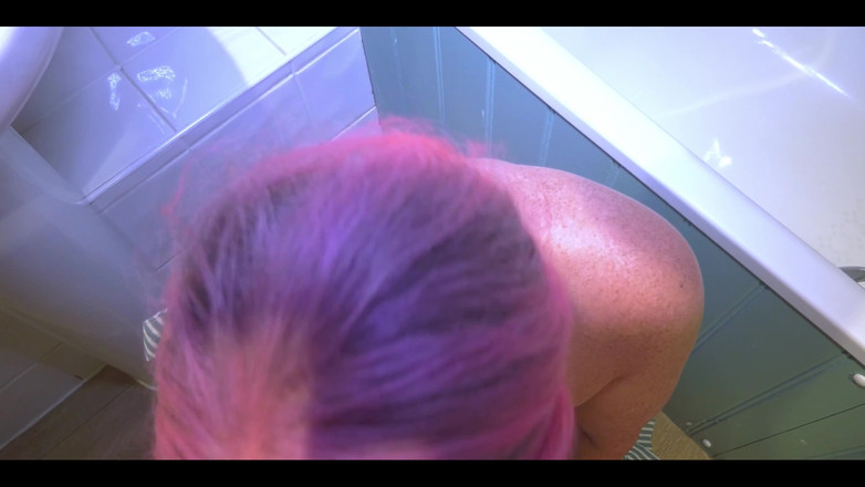 Maggie Moon: Stiefmutter putzt und bittet um fick