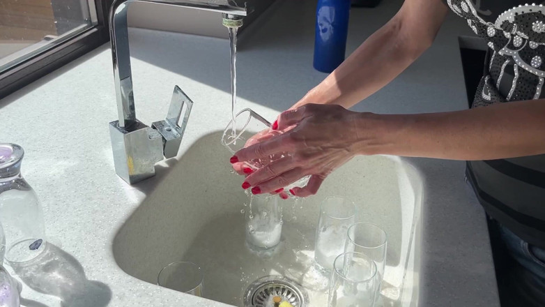 Mistress Mary: Ti Piace Il Sapone Sulle Mie Mani, No?