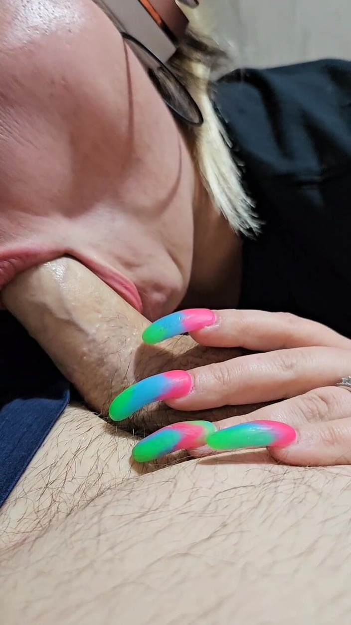 Funhousewife69: J’ai essayé de transformer une branlette en pipe