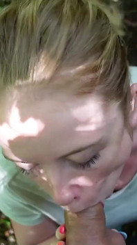 Německá zrzavá dívka se zelenýma očima mluví s riskantním veřejným POV šukáním cizince