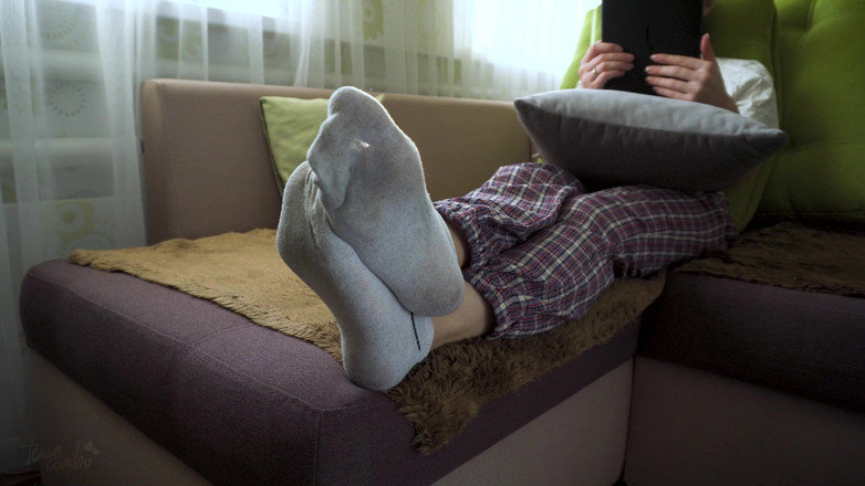 Teasecombo 4K: 裸の靴底を披露する着用した白い靴下の日本人