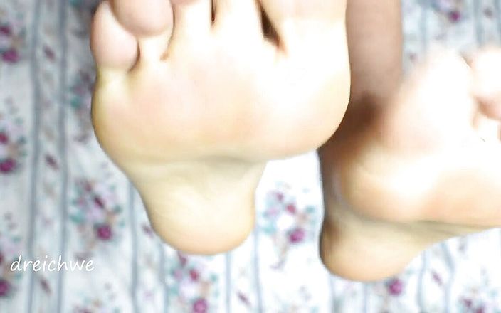 Dreichwe: Showing my soft and sexy feet