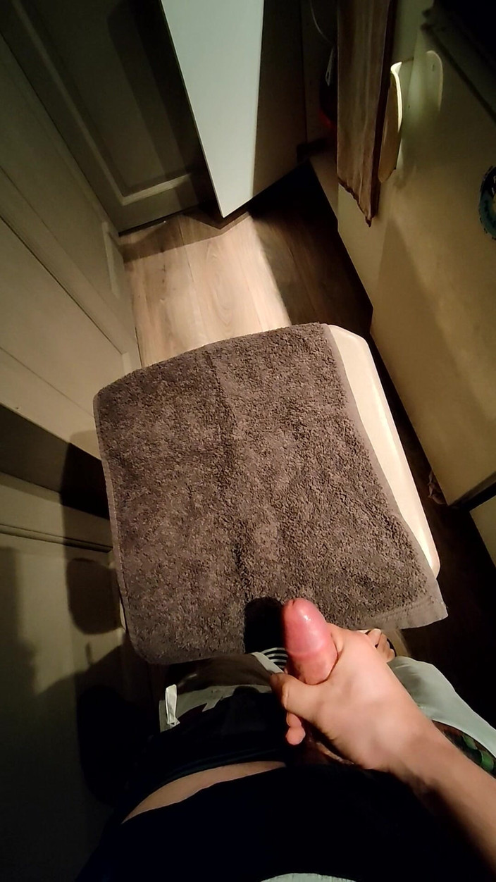 LcDream: Маленький член кінчає на барний стілець у презервативі