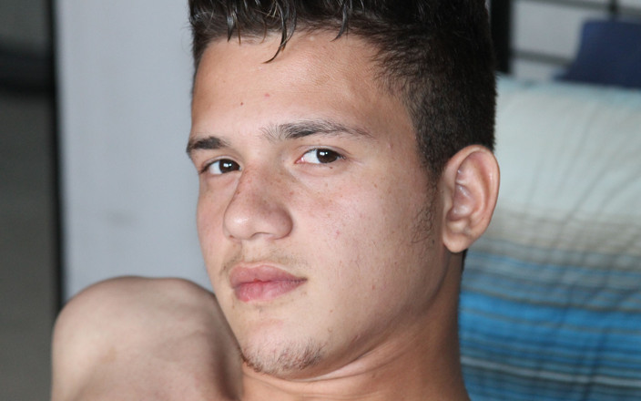 Latino boys porn: Großer schwanz, weißer junge mit behaartem arsch