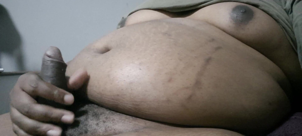 Eleasihle Esma: Burtă mare, țâțe mari, pulă mare și o ejaculare masivă