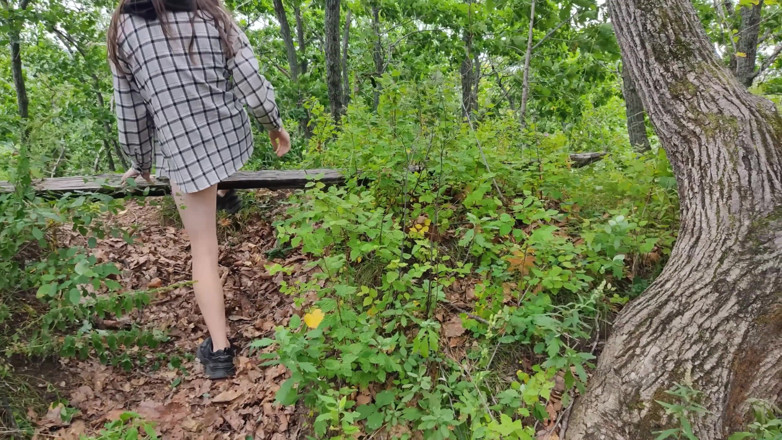 MissPopa: Pantatku yang telanjang dan menghirup udara segar di hutan