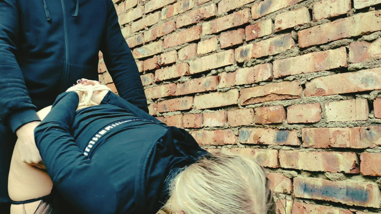 S-Wife Katy: Ea este singura fată în viitorul post-apocaliptic, toată lumea este de...