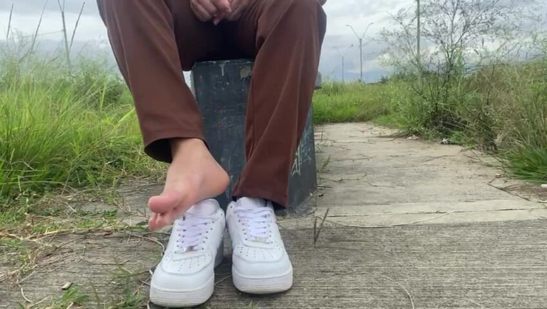 Mr Feet Colombia: NA VEŘEJNOSTI SI NECHÁ OHOLIT BOTY A OBLÉKÁ SI PRŮSVITNÉ...