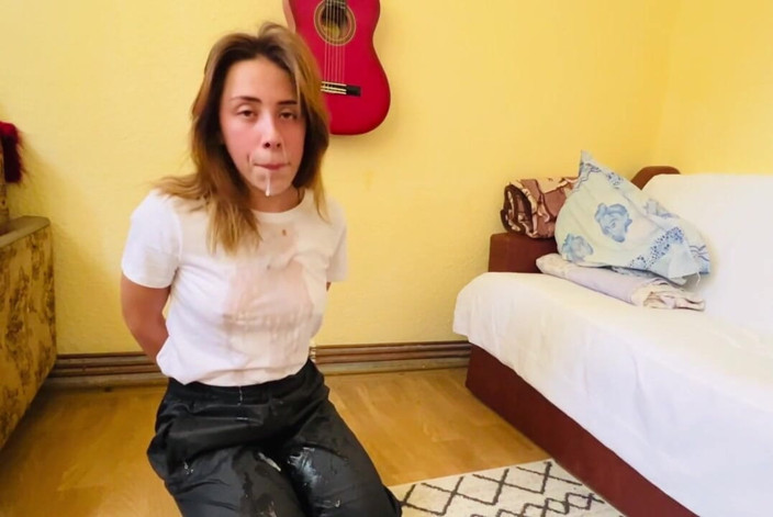 Raxxxbit: Latihan deepthroat kasar submisif dengan tangan tidak bergerak