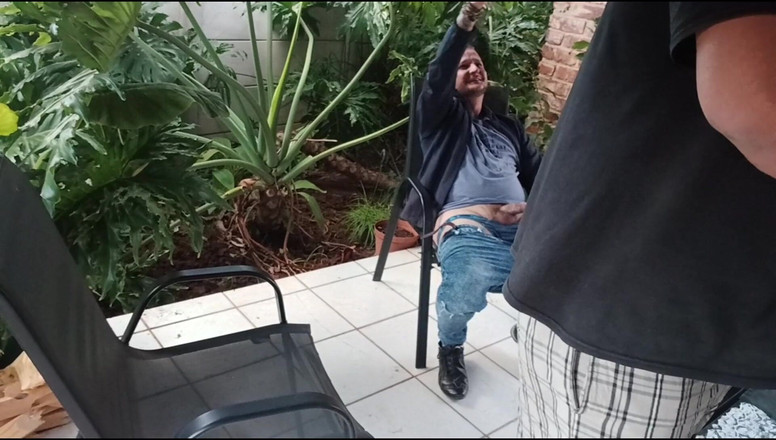 Mysticbabe: Сором'язливу зведену сестру трахає її збуджений зведений брат, поки його друг мастурбує на вулиці в саду