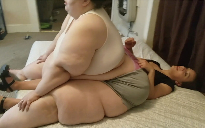 Full Weight Productions: Nora leker med regnbåge på madrassen