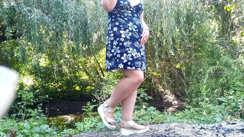 OurFetishLife: Pisse debout à travers une culotte rose dans la nature