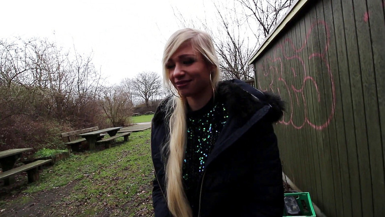 Eronordic: Gorąca blondie miga cyckami i ssie kutasa w Danii