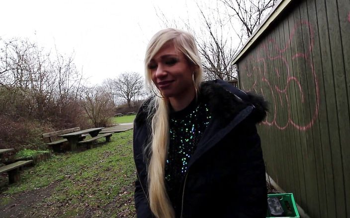 Eronordic: O blondă sexy își expune țâțele și suge pula în Danemarca