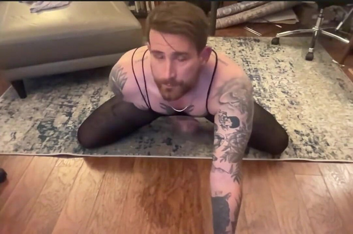 Dirtytrisha: Strappando calze e pisciando