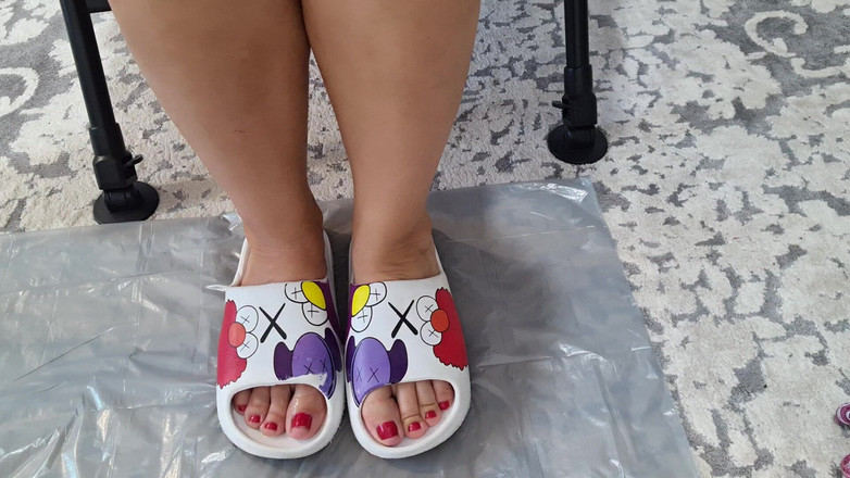 Adele Amber: MENETESKAN AIR LIUR DI KAKI