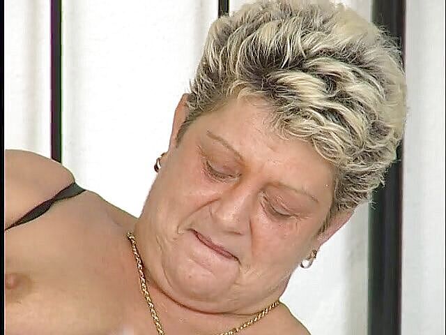 Horny gilf in sexy stockings gets her pussy licked--Xfamster