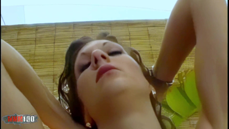 MMM100: Alys Rebel: 테라스에서 스트립을 하고 있는 어린 프랑스 소녀 Alys Rebel과 함께 찍은 사진