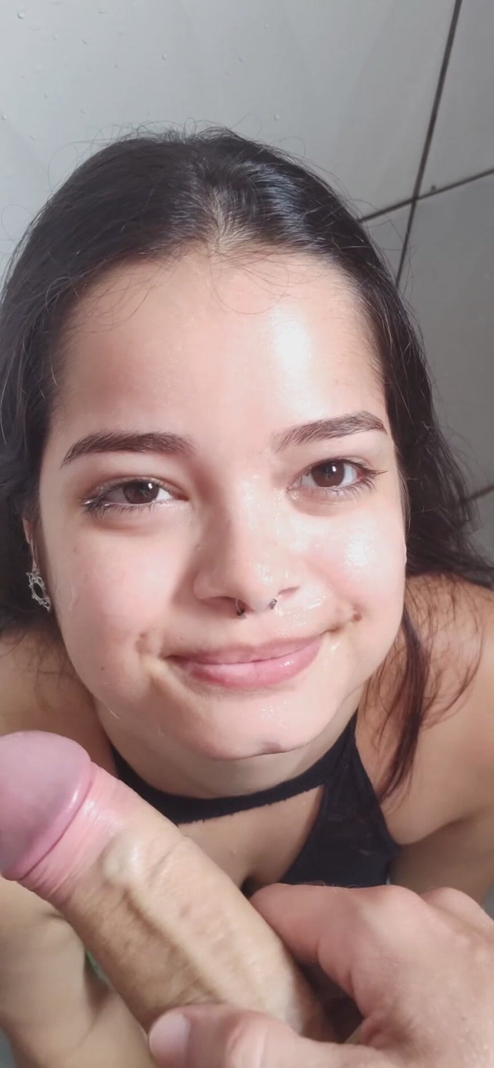 Debora Mendes: Gozada facial em POV - a jovem morena ajoelhou e teve...