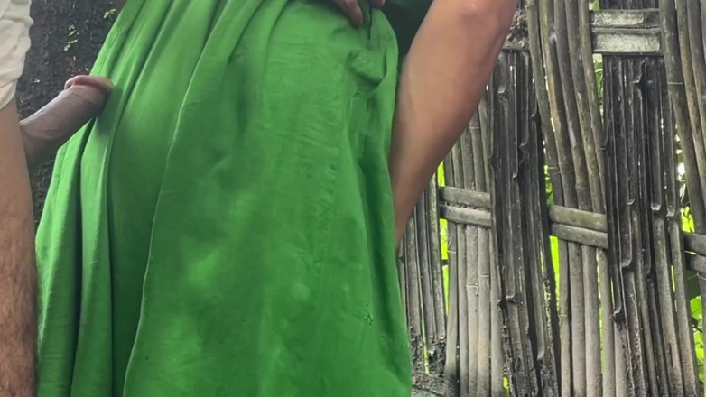 Bongcouplexxx: Kolkata Дези бхабхи наклонилась и получила кримпай на улице под деревом