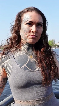 Scout allemand - Balea la Scarleg, fille tatouée à la langue partagée