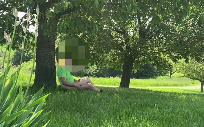 Lucas Nathan King: Risky Masturbation in Public Park | Huge Cumshot