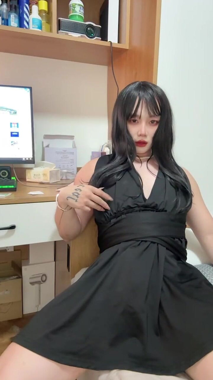 Akbb: 你的小可爱玩弄自己乳头后射出大量精液在肚子上