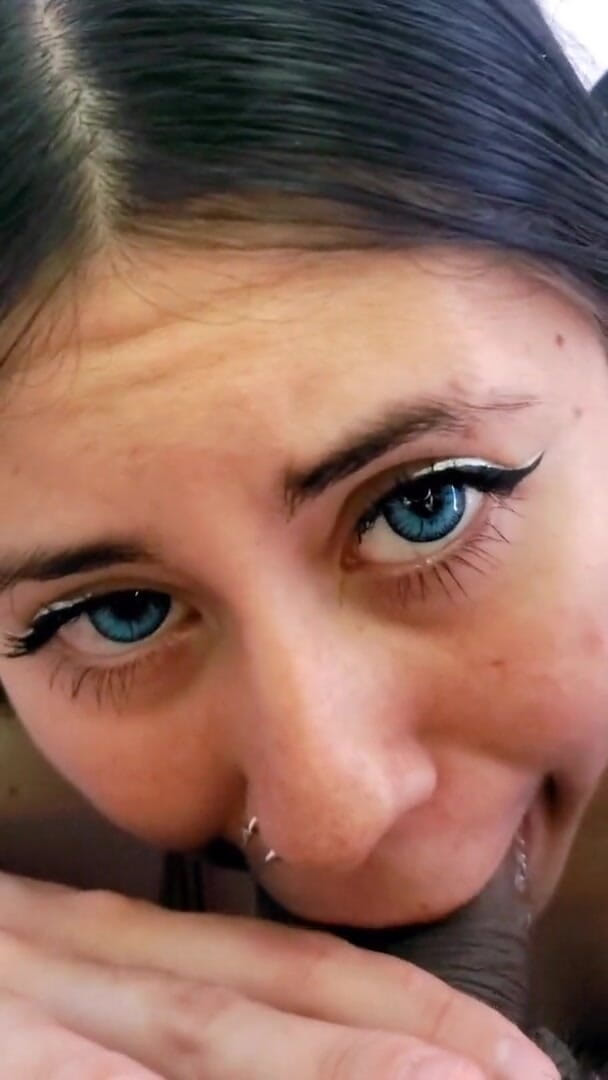 DherlyDoll: Byla příliš nadržená a kouřila mi, dokud ze mě nedostala...