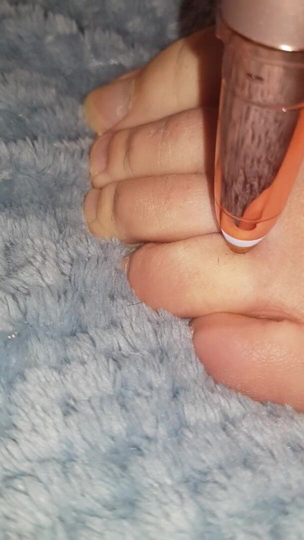 Faith's Feet Fetish: Faith feet fetish - shaving my toes