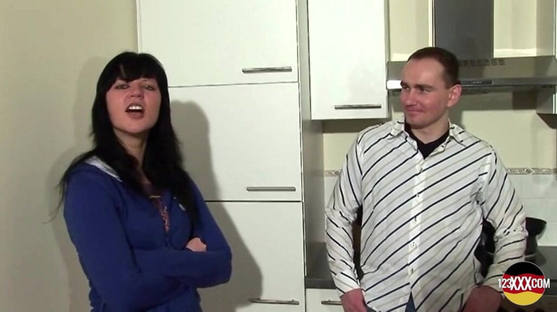 123XXX - 100% Amateurs: यह काले बाल वाली निश्चित रूप से जानती है कि वह अपने प्रेमी से क्या चाहती है