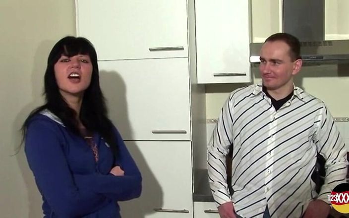 123XXX - 100% Amateurs: Această brunetă știe cu siguranță ce vrea de la iubitul ei