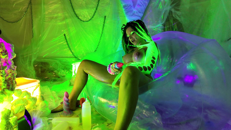 EdgesOfReality: Розбещений Неоновий Сольний Трах