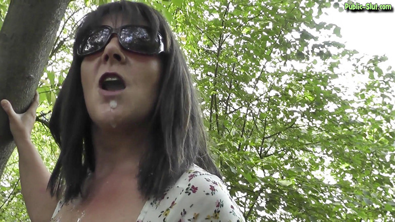 Cumdrinking Wife: Banho de xixi e porra no lago