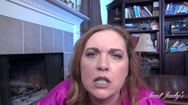 Aunt Judy's: Auntjudys - Sua peituda milf meia-tia Denise dá-lhe uma punheta (em primeiro...