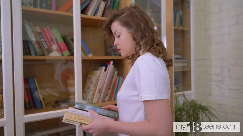 My 18 Teens: My18teens - vackra Julia Morozzi fingrar hennes håriga fitta