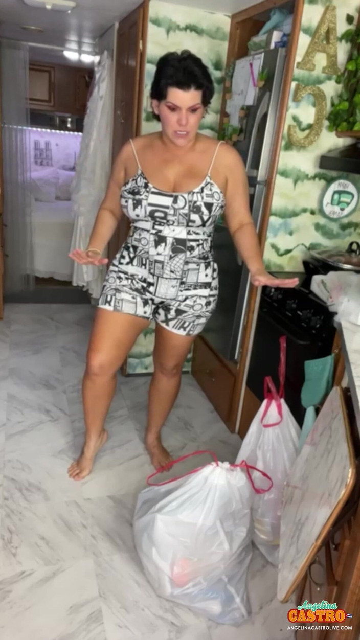 Angelina Castro: Angelina Castro Melegakan Tekanan