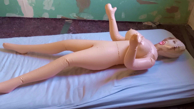 Mark Hannes: Sexdoll Mandy ontmaagding masturbatie met twee orgasmes