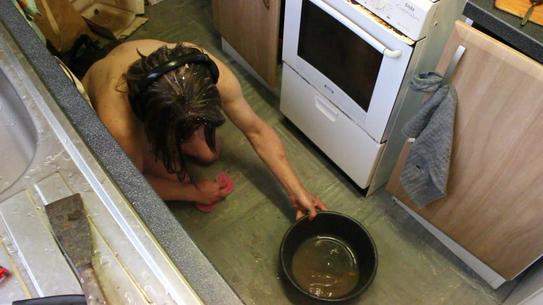 Lilly Disgrace: Doorweekte naakte meid